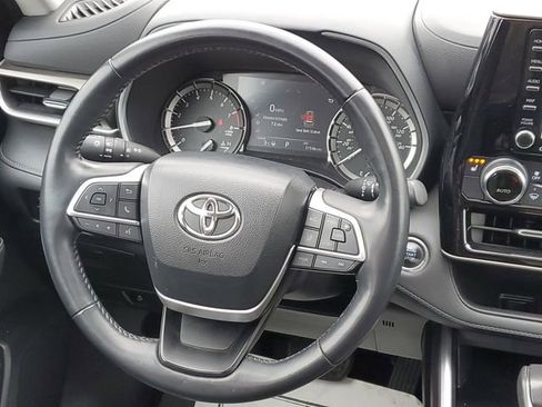 Used 2022 Toyota Highlander XLE image 24
