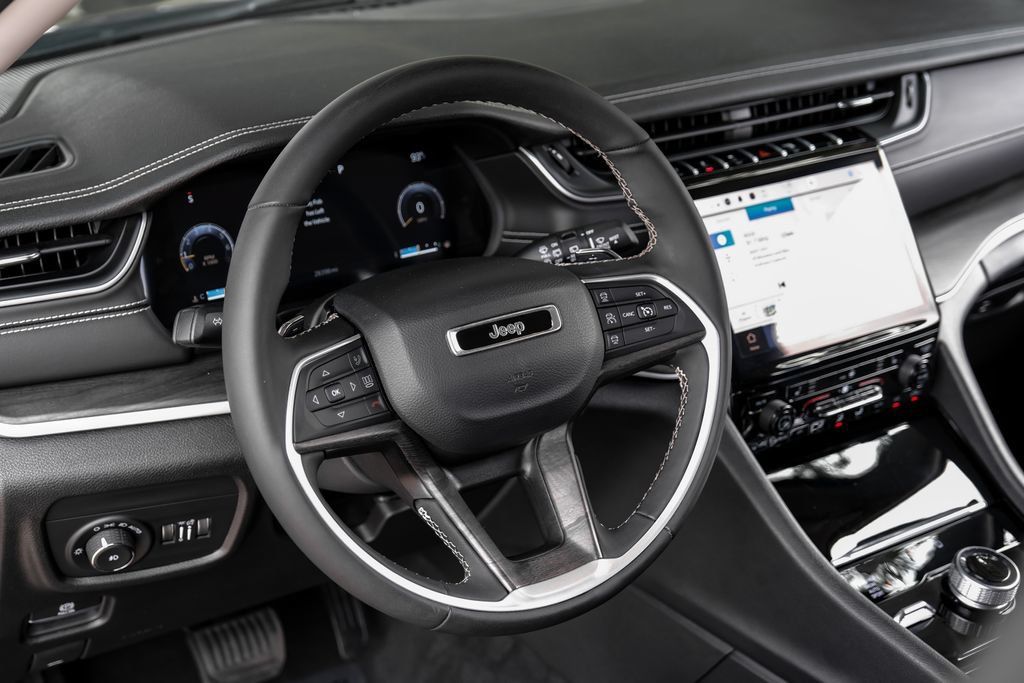 Used 2023 Jeep Grand Cherokee Limited w/ Black Appearance Package AWD/4WD image 4
