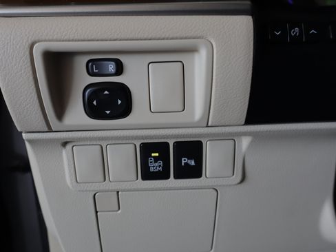 Used 2013 Lexus ES 300h w/ Luxury Pkg image 19