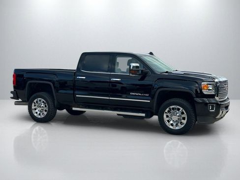 Used 2018 GMC Sierra 2500 Denali w/ Duramax Plus Package AWD/4WD image 4