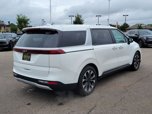 Used 2023 Kia Carnival EX FWD image 4