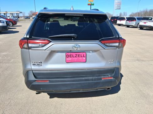 Used 2021 Toyota RAV4 XLE Premium image 5