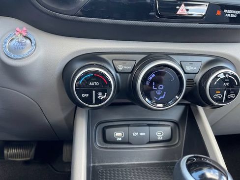 Used 2025 Hyundai Venue SEL FWD image 21