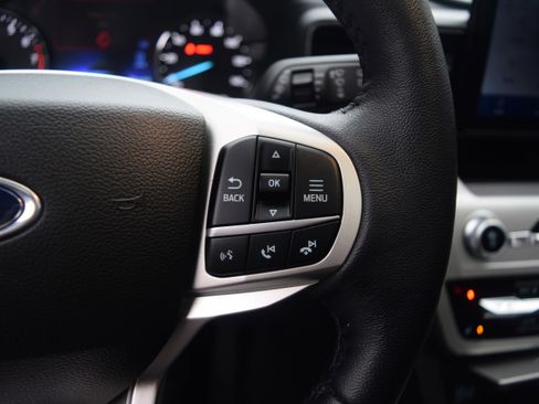 Used 2022 Ford Explorer XLT w/ Equipment Group 202A image 4