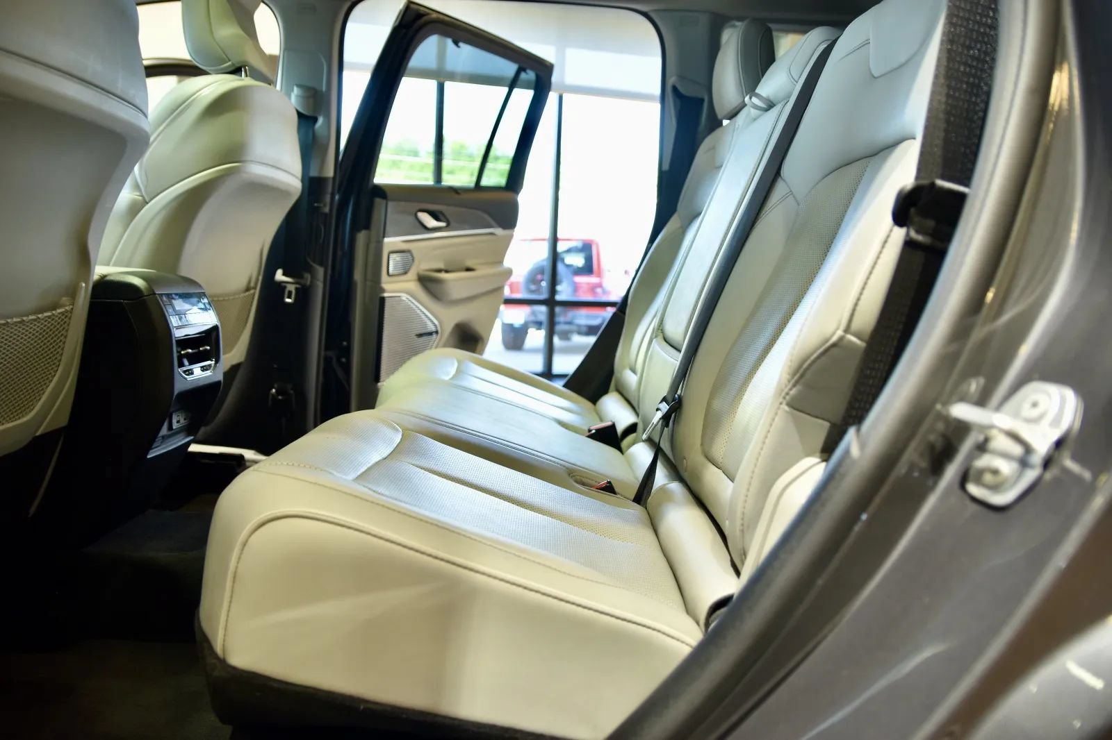 Used 2022 Jeep Grand Cherokee Overland AWD/4WD image 20
