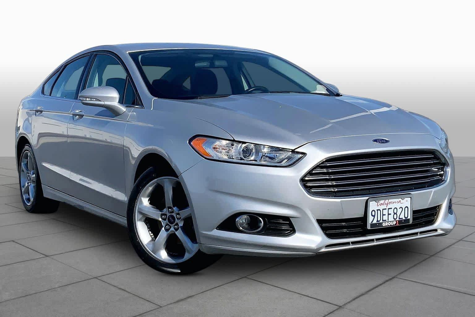 Used 2015 Ford Fusion SE FWD image 2