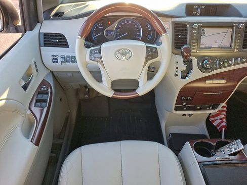 Used 2014 Toyota Sienna Limited image 11