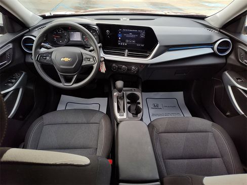 Used 2025 Chevrolet Trax LS image 30