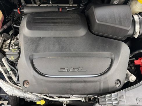 Used 2019 Chrysler Pacifica Touring-L Plus w/ Tire & Wheel Group image 19