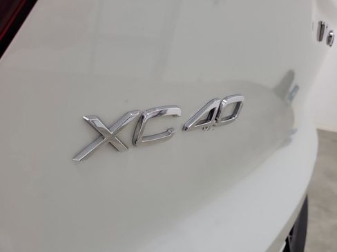 Certified 2024 Volvo XC40 B5 Core image 9