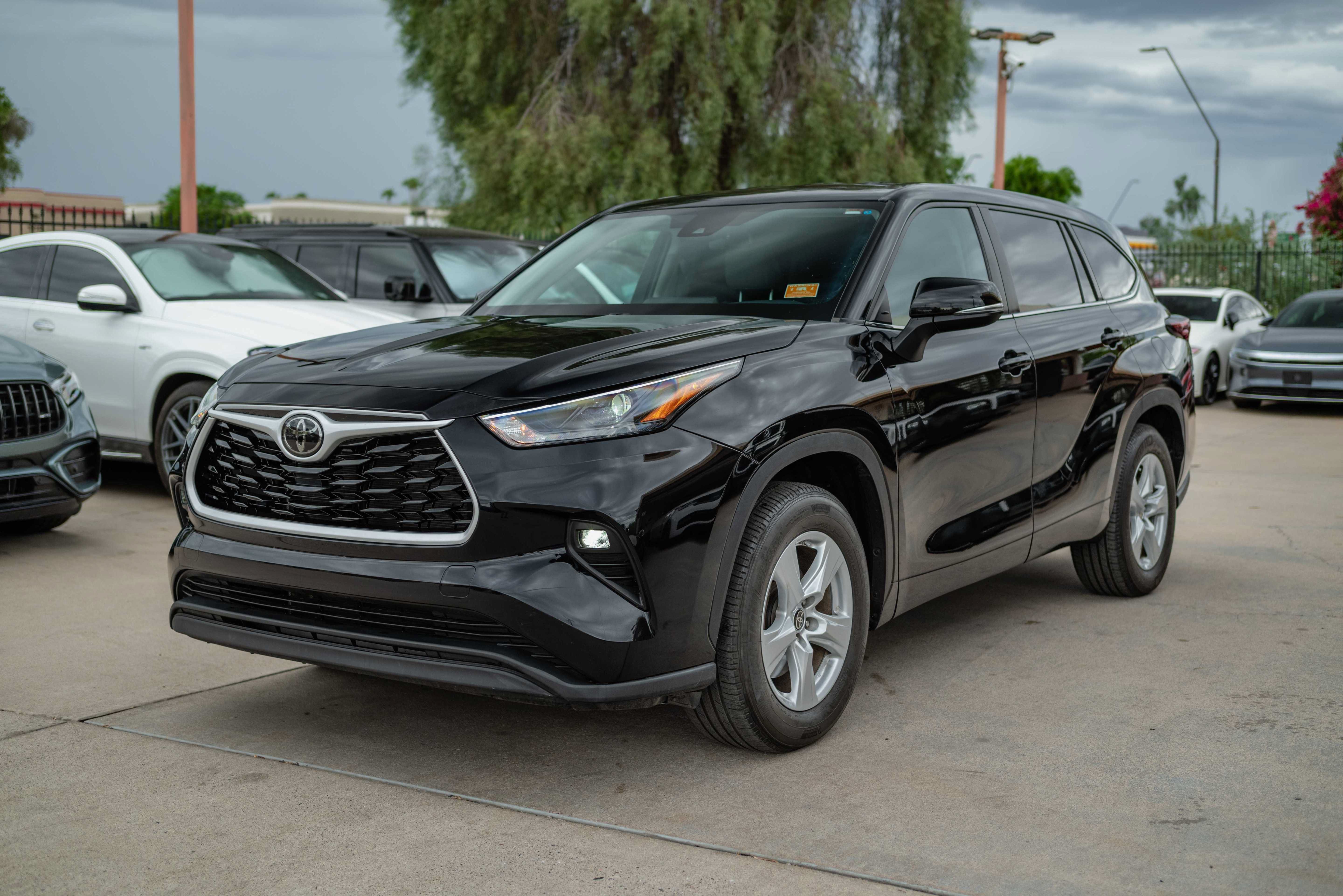 Used 2024 Toyota Highlander LE FWD image 1