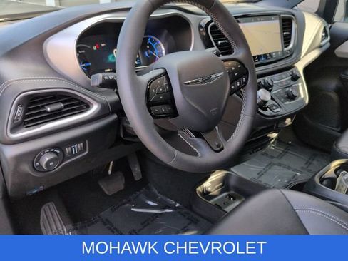 Used 2024 Chrysler Pacifica Limited FWD image 10