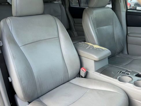 Used 2011 Toyota Highlander SE image 25