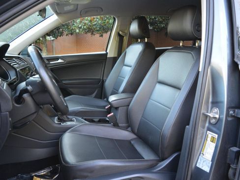 Used 2021 Volkswagen Tiguan SE FWD image 10