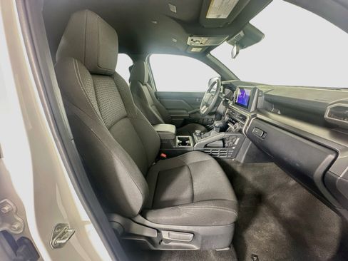 Used 2025 Toyota 4Runner SR5 AWD/4WD image 32
