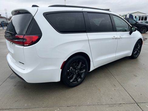 Used 2025 Chrysler Pacifica Limited image 7