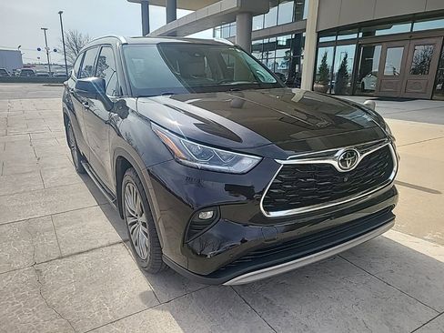 Used 2021 Toyota Highlander Platinum image 2