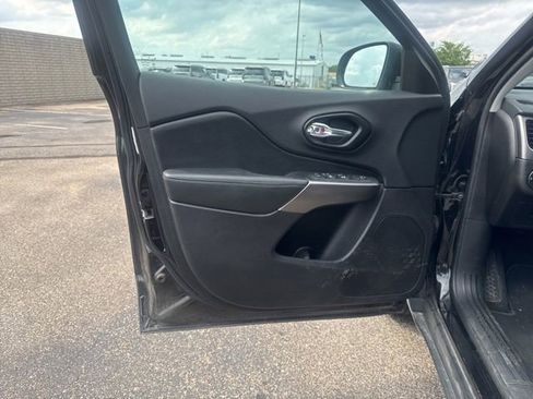 Used 2021 Jeep Cherokee Latitude FWD image 9