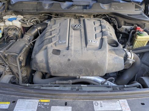 Used 2014 Volkswagen Touareg TDI image 32