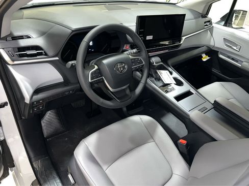 New 2026 Toyota Sienna XLE FWD image 14