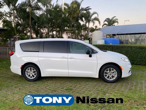 Used 2024 Chrysler Pacifica Touring-L FWD image 8