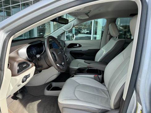 Used 2017 Chrysler Pacifica Touring-L Plus w/ Advanced Safetytec Group image 6