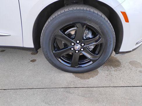 Used 2023 Buick Enclave Essence w/ Sport Touring Edition image 27