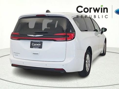 Used 2024 Chrysler Pacifica Touring-L FWD image 7