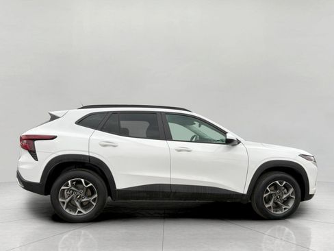 Used 2025 Chevrolet Trax LT w/ LT Convenience Package image 9