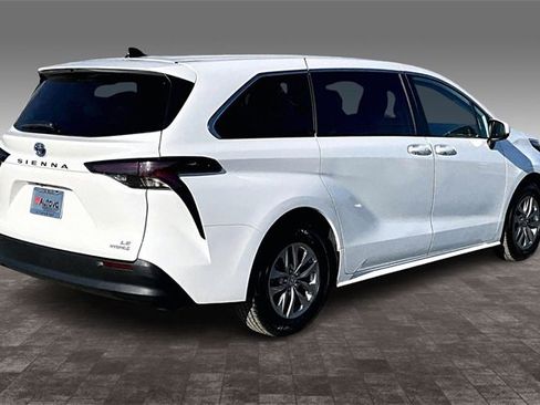 Used 2024 Toyota Sienna LE image 6