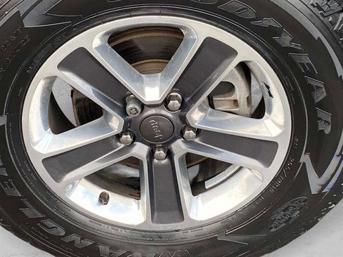 Used 2018 Jeep Wrangler Unlimited Sahara image 27