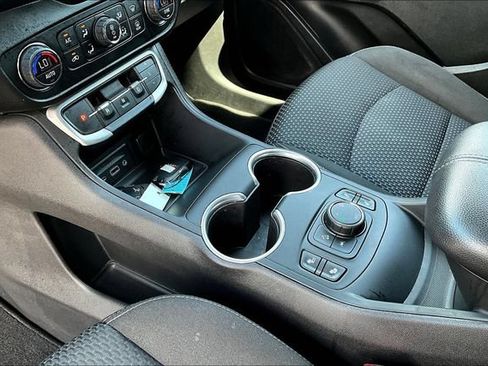 Used 2022 GMC Terrain SLE w/ Driver Convenience Package AWD/4WD image 17