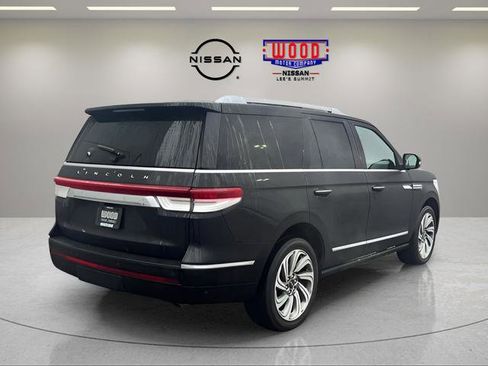 Used 2024 Lincoln Navigator Reserve image 3