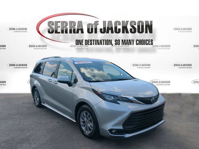 Used 2025 Toyota Sienna XLE FWD image 2