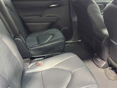Used 2023 Toyota Highlander XLE image 16
