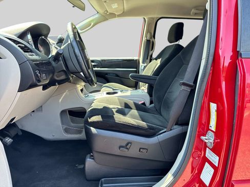 Used 2016 Dodge Grand Caravan SXT w/ Rear Park Assist Package FWD image 25