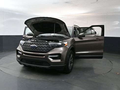 Used 2021 Ford Explorer XLT w/ Equipment Group 202A AWD/4WD image 28