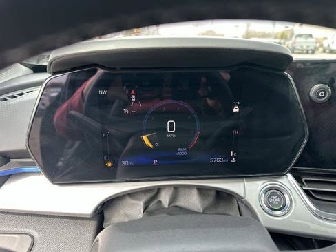 Used 2025 Chevrolet Trax LT w/ Sunroof Package image 11