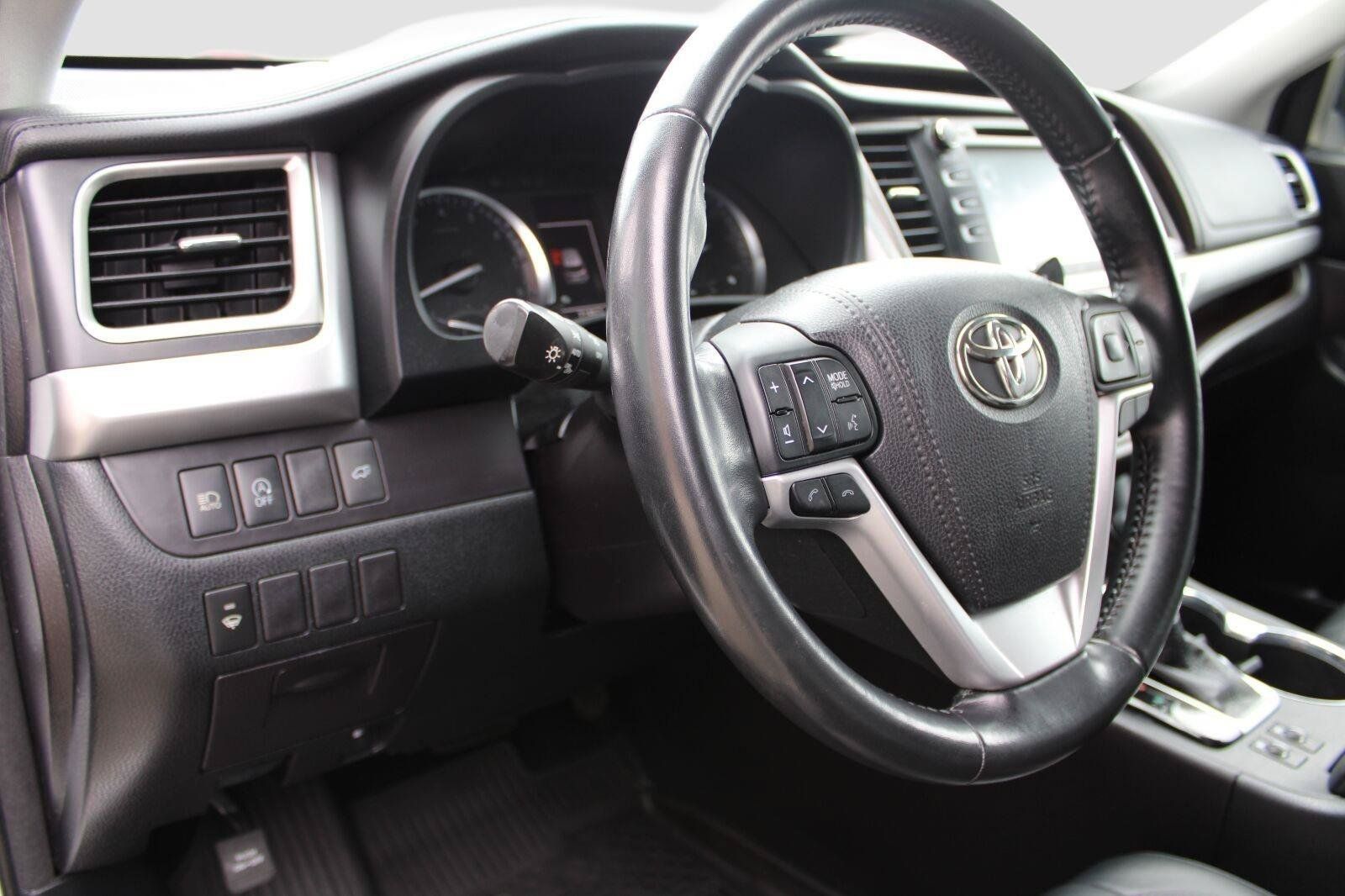 Used 2018 Toyota Highlander XLE AWD/4WD image 17