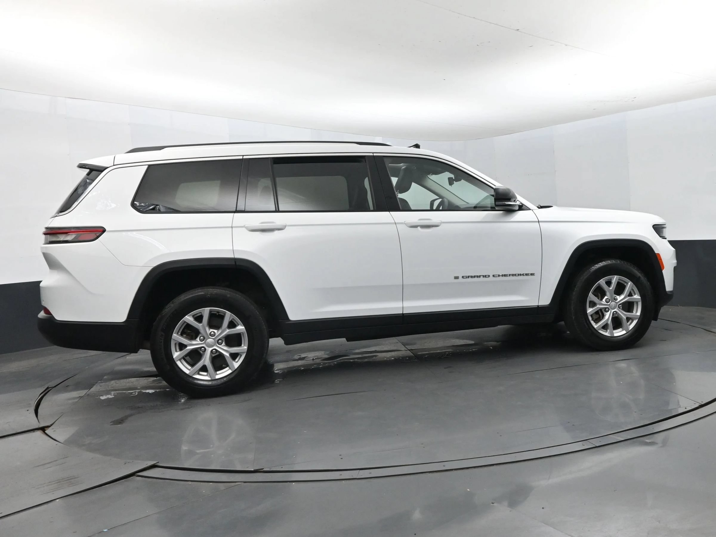 Used 2023 Jeep Grand Cherokee L Limited AWD/4WD image 4