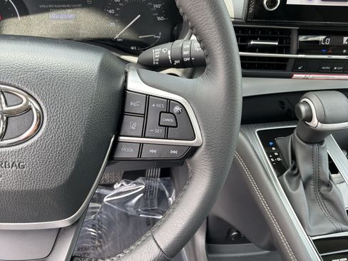 Used 2026 Toyota Sienna XLE FWD image 20
