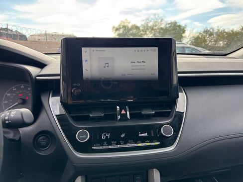 Used 2025 Toyota Corolla Cross LE image 21