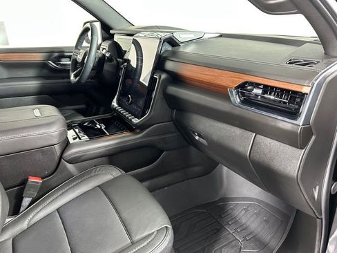 Used 2025 GMC Yukon XL Denali w/ Denali Reserve Package image 7