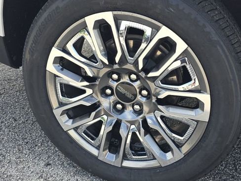 Used 2023 GMC Yukon Denali Ultimate AWD/4WD image 10