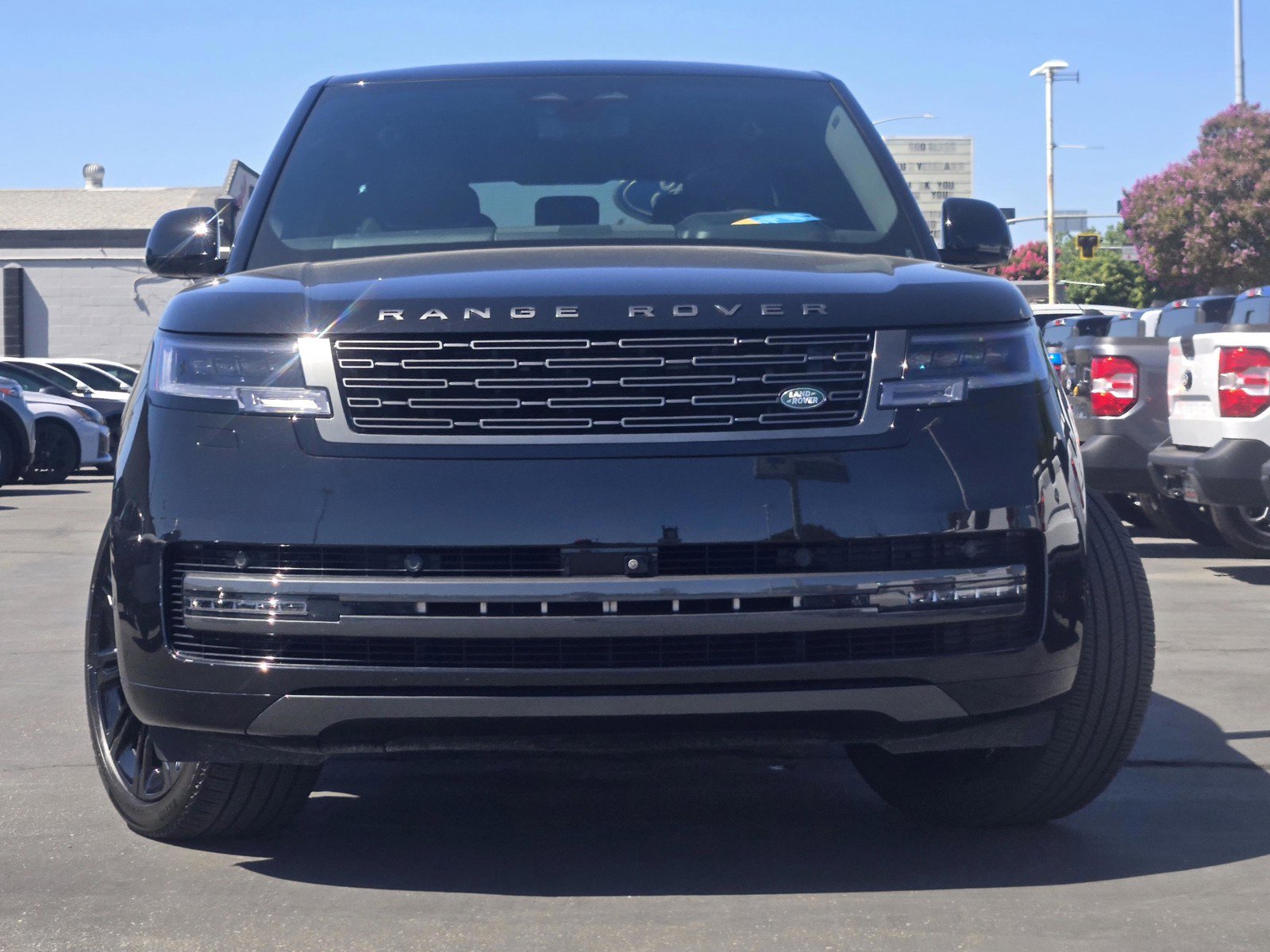 Used 2025 Land Rover Range Rover Long Wheelbase SE AWD/4WD image 2