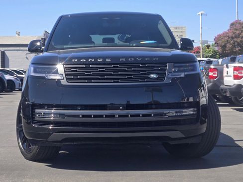 Used 2025 Land Rover Range Rover Long Wheelbase SE AWD/4WD image 2