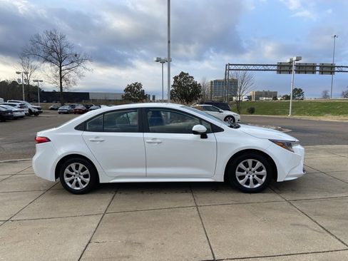 Used 2024 Toyota Corolla LE image 12