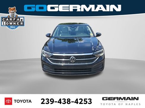 Used 2023 Volkswagen Jetta SE w/ Panoramic Sunroof Package FWD image 2