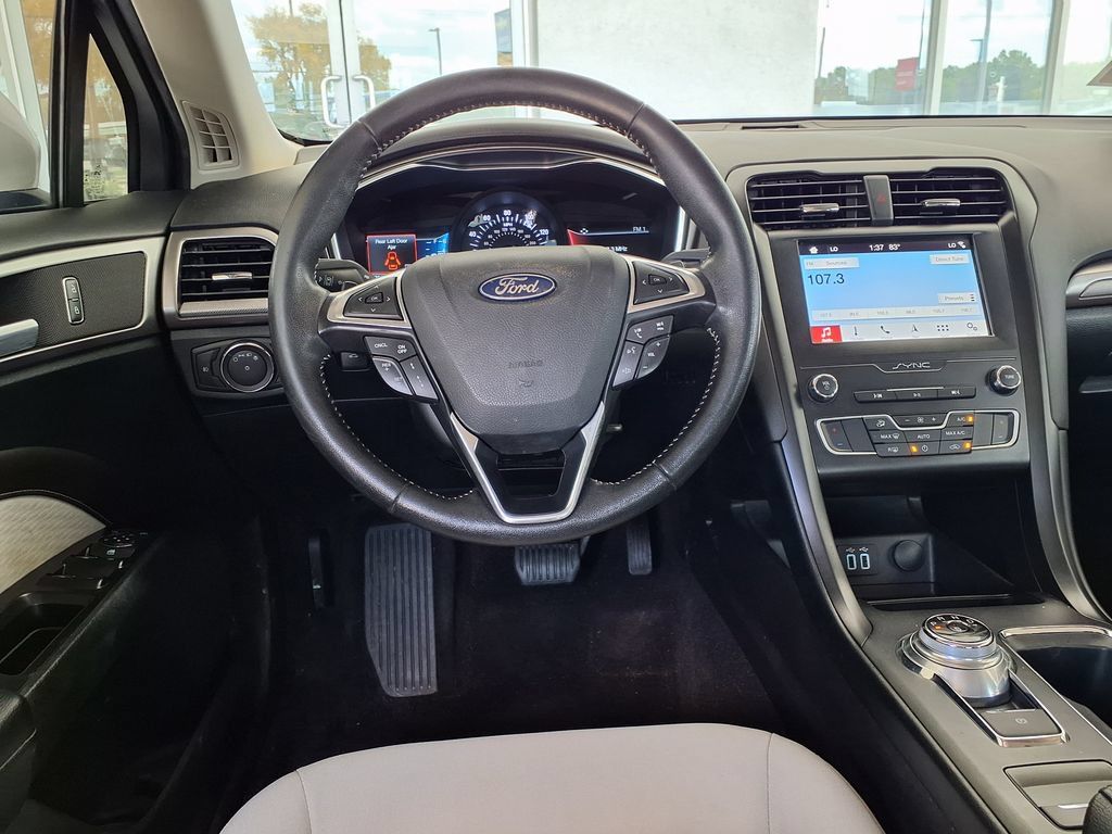 Used 2019 Ford Fusion SE w/ Equipment Group 151A FWD image 16