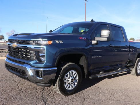 Used 2025 Chevrolet Silverado 2500 LT w/ Convenience Package image 3